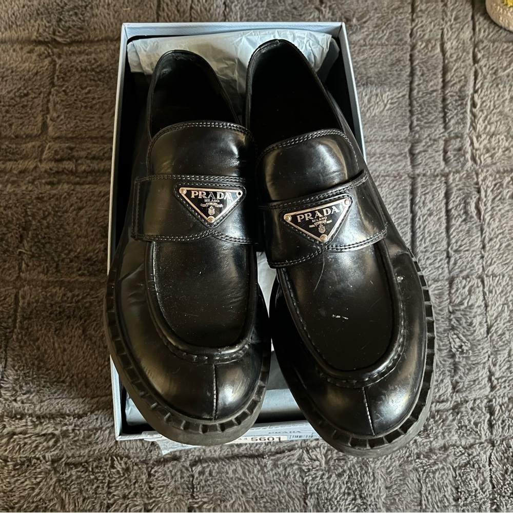 Prada Elegant Black Leather Loafers
Runs a little big!